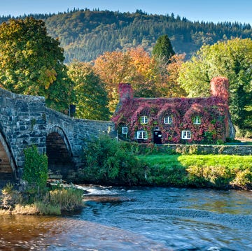 Pont Fawr and Tu Hwnt Ir Bont tearooms on the Afon Conwy river in autumn