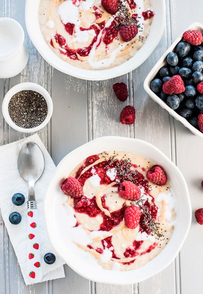 avena con mantequilla de cacahuete y mermelada de chía y frambuesa