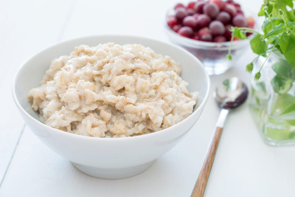 un bol de avena, y otro de frutos al fondo