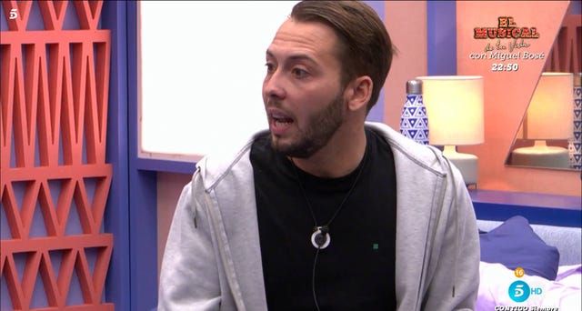 jose antonio aviles con sudadera gris en la casa de gh vip 8