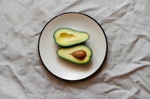 opengesneden avocado op bord