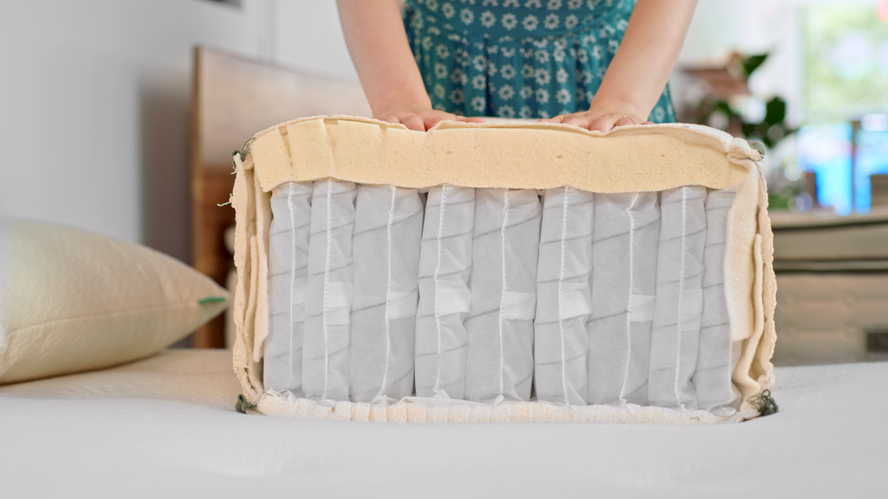 a cross section of a mattress with a layer of latex over pocketed coils
