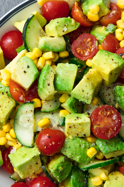 ensalada de pepino, aguacate y tomate
