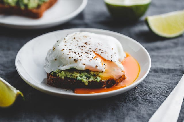 avocado toast met gepocheerd ei