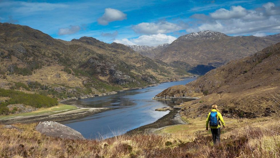Linschooten wandelt langs Loch Hourn op het schiereiland Knoydart in Schotland