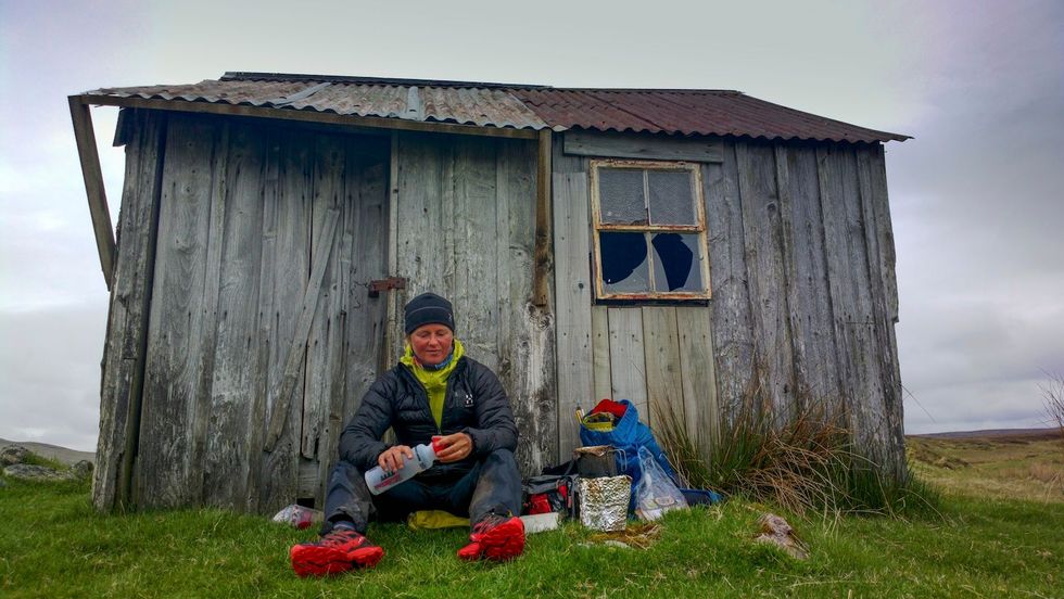 De auteur rust uit tegen een verlaten schuurtje in de veenheidemoerassen van NoordwestSchotland