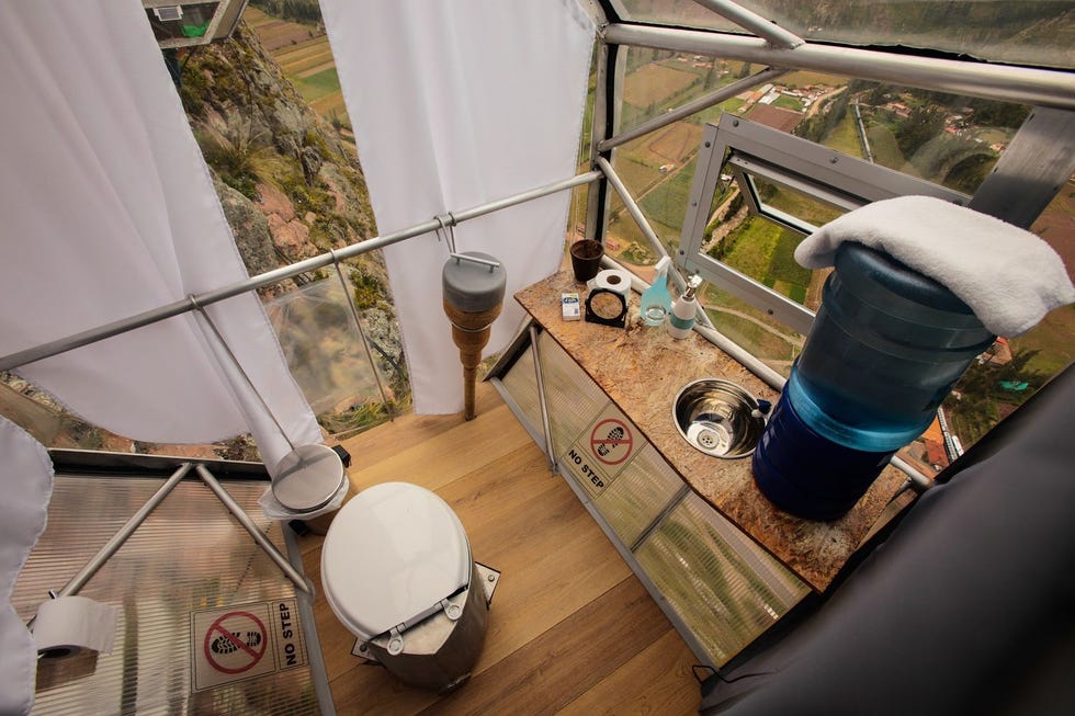 De cabines zijn voorzien van een ecotoilet en wastafel