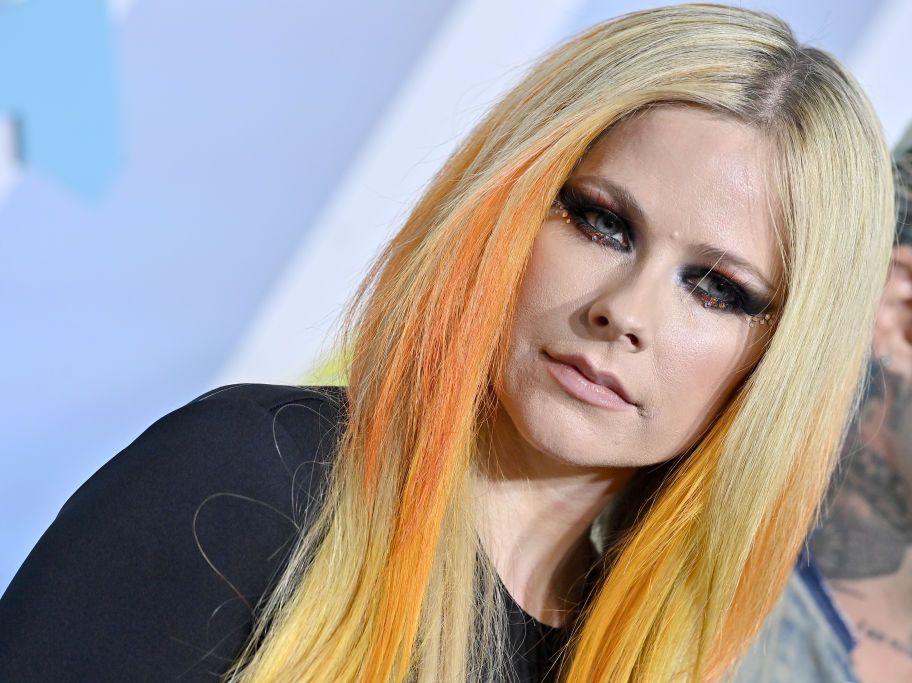Avril Lavigne S New Peroxide Lob Hair