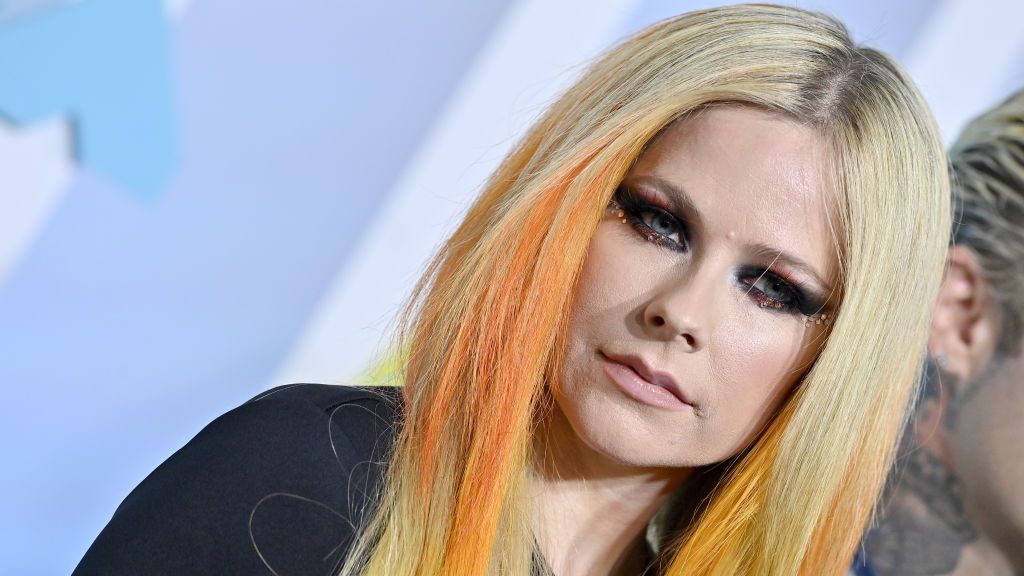 1024px x 576px - Avril Lavigne's new peroxide lob hair is a noughties throwback