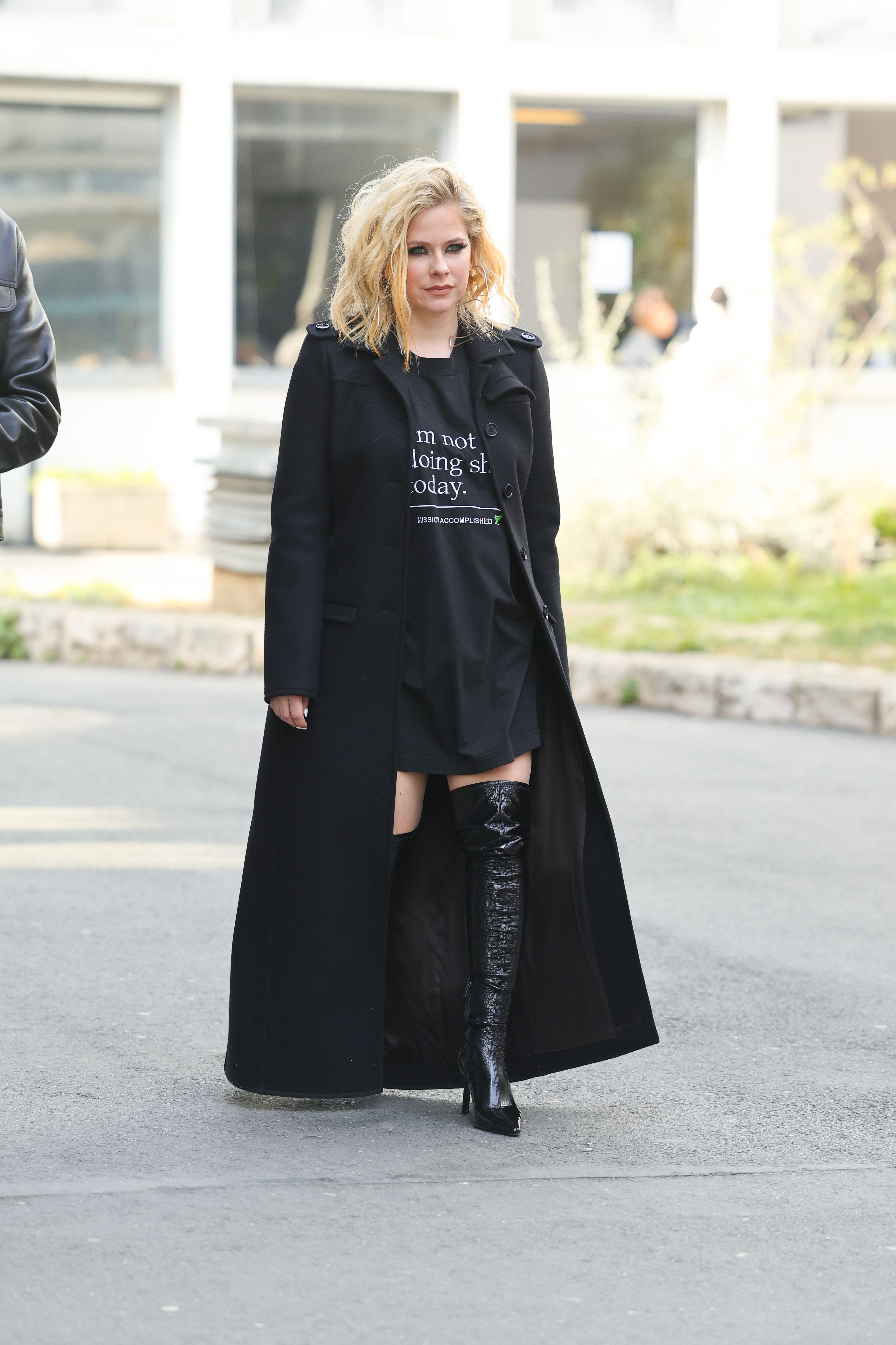 アヴリル・ラヴィーン Avril Lavigne/黒のワンピースを着た写真