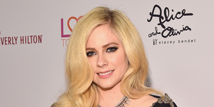 avril lavigne debuts her new short bob haircut courtesy of yung blud