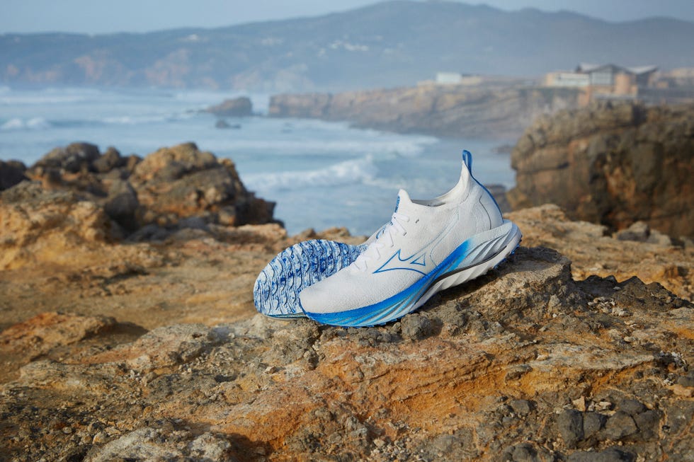 mizuno wave neo wind sobre una roca frente al mar