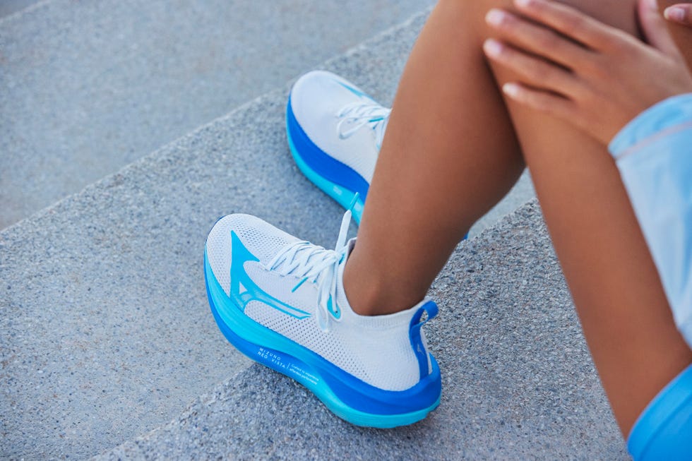 las zapatillas de running mizuno neo vista en color blanco y azul