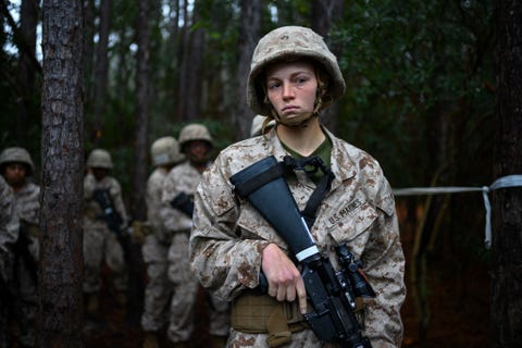 Dannelle Kallmes 19 rekruut van het Amerikaanse marinierskorps wacht op orders tijdens de slopende finale van de training op Parris Island Elke rekruut weet als ze het volhoudt tot de slotceremonie zal ze haar embleem met adelaar wereldbol en anker krijgen en voor het eerst worden aangesproken als marinier