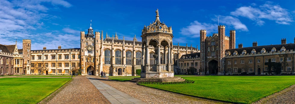 De jonge Isaac Newton werd opgeleid aan Trinity College van de University of Cambridge Hij zou er nog vele jaren blijven als professor in de wiskunde Hier is de grote binnenplaats van dit college afgebeeld