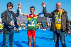 ayad lamdassem celebra el record de españa de maratón en el zurich maratón de sevilla