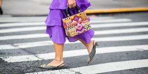 aylin koenig draagt een paarse rok van baum und pferdgarten street style tijdens new york fashion week september 2018