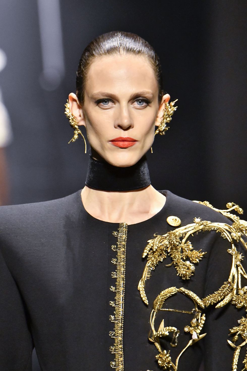 schiaparelli runway  paris fashion week  haute couture fallwinter 20222023