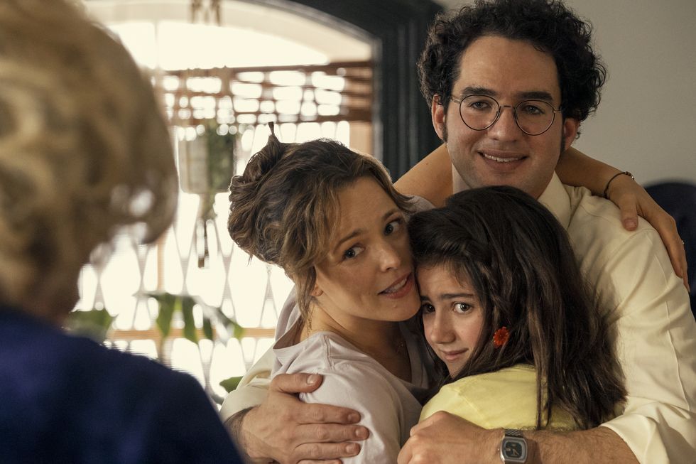 rachel mcadams as barbara simon, abby ryder fortson as margaret simon, and benny safdie as herb simon in are you there god it’s me, margaret photo credit dana hawley