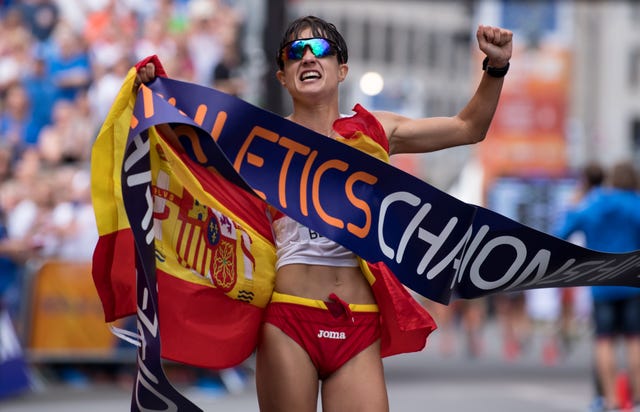 la marchadora maría pérez cruza la línea de meta de los 20 kilómetros marcha del europeo de berlín 2018