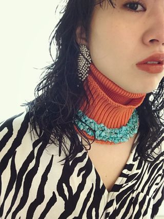 Hair, Necklace, Neck, Lip, Beauty, Skin, Chin, Fashion accessory, Hairstyle, Turquoise, 