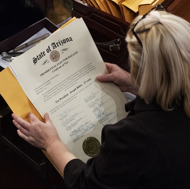 united states   january 6 aides prepare arizona’s s electoral college votes to be certified during a joint session of congress in the house chamber on wednesday, january 6, 2021 photo by tom williamscq roll call