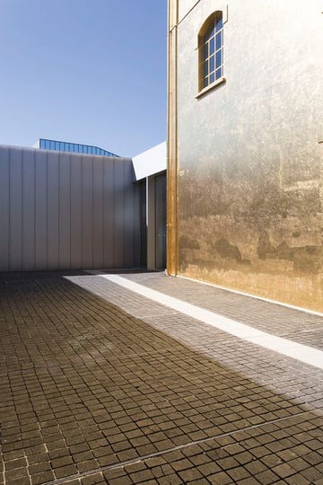 Wall, Blue, Architecture, Light, Sky, Line, Road surface, House, Building, Shadow, 