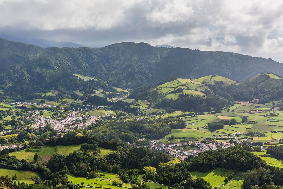 Overal in de vallei van Furnas op So Miguel het hoofdeiland van de Azorenarchipel vind je borrelende warmwaterbronnen en fumarolen