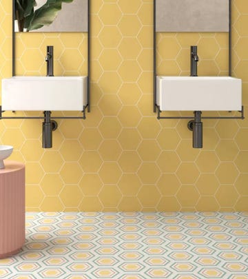 baño con dos lavabos y azulejos hexagonales amarillos