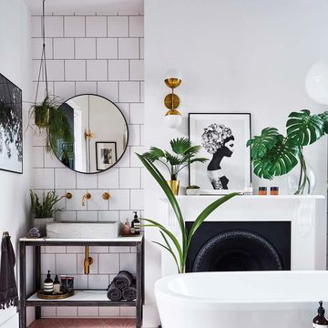 baño blanco con plantas de interior y bañera exenta