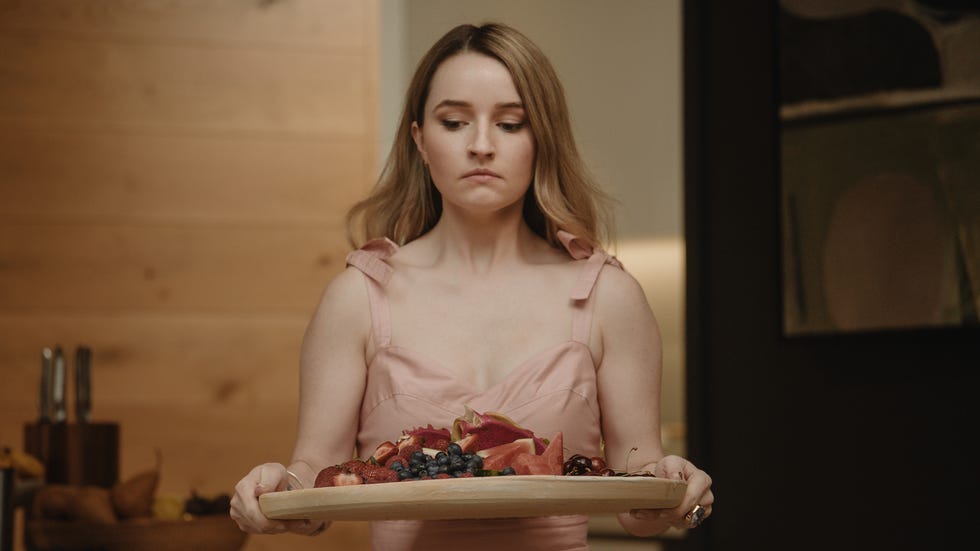 apple cider vinegar kaitlyn dever as belle in apple cider vinegar cr courtesy of netflix