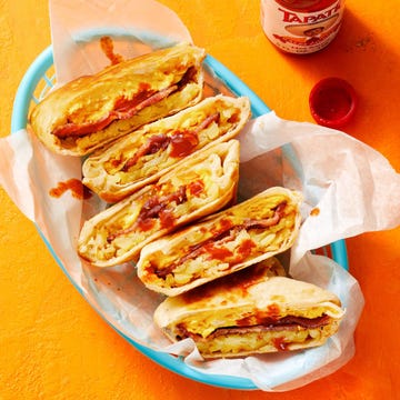 bacon, egg and cheese breakfast bites in a blue basket