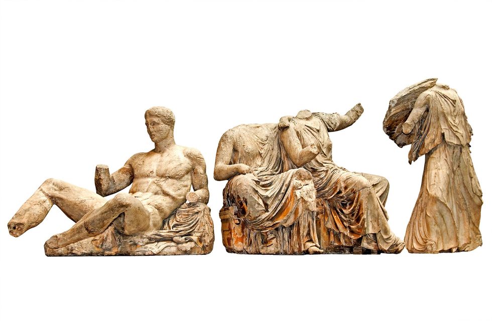 Beelden van het oostelijk pediment de goden Dionysos Demeter Kore en Artemis