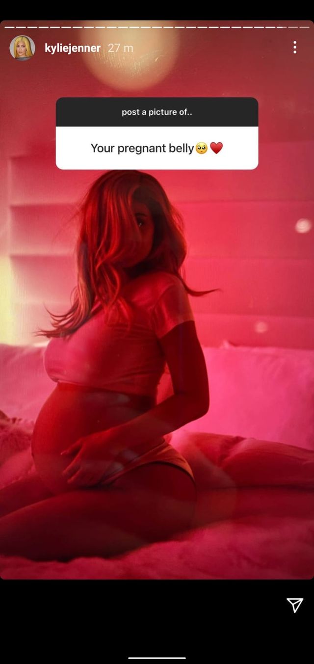 kylie jenner shows unseen pregnancy photo