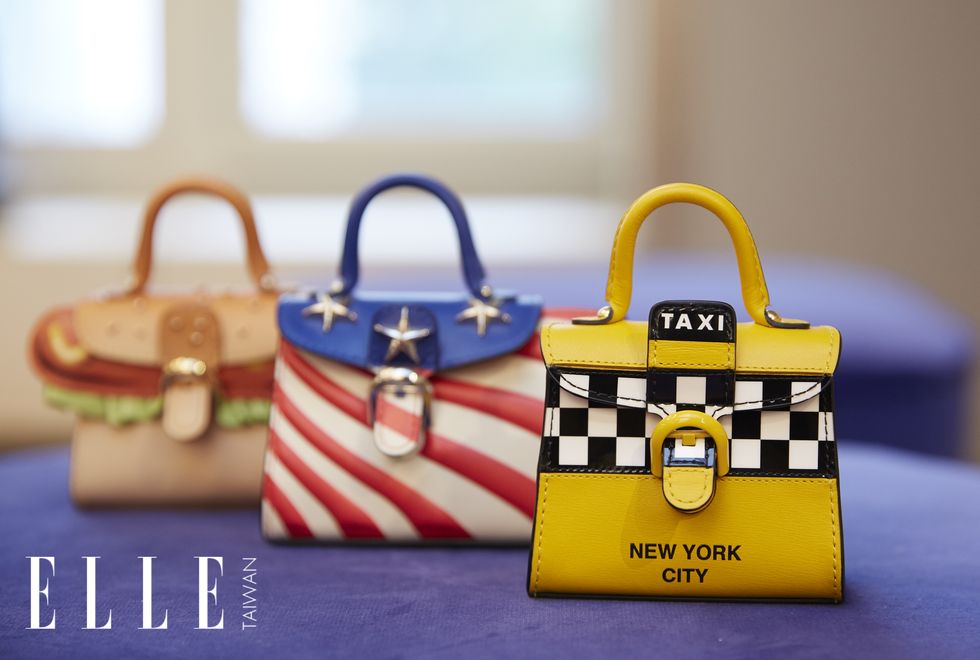 DELVAUX紐約旗艦店限定包款 熱狗堡、美國國旗、計程車包包一字排開。