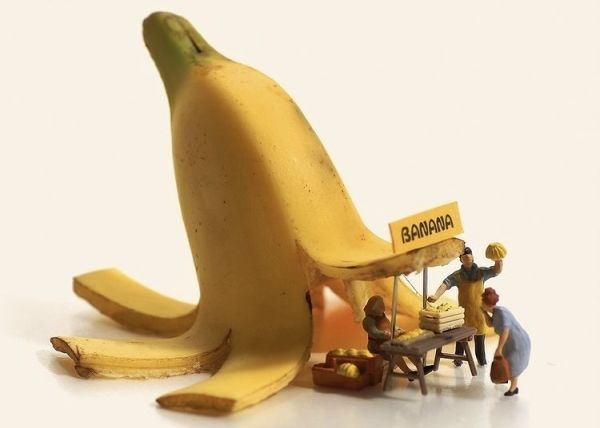 黃色的香蕉提下有三個小人
