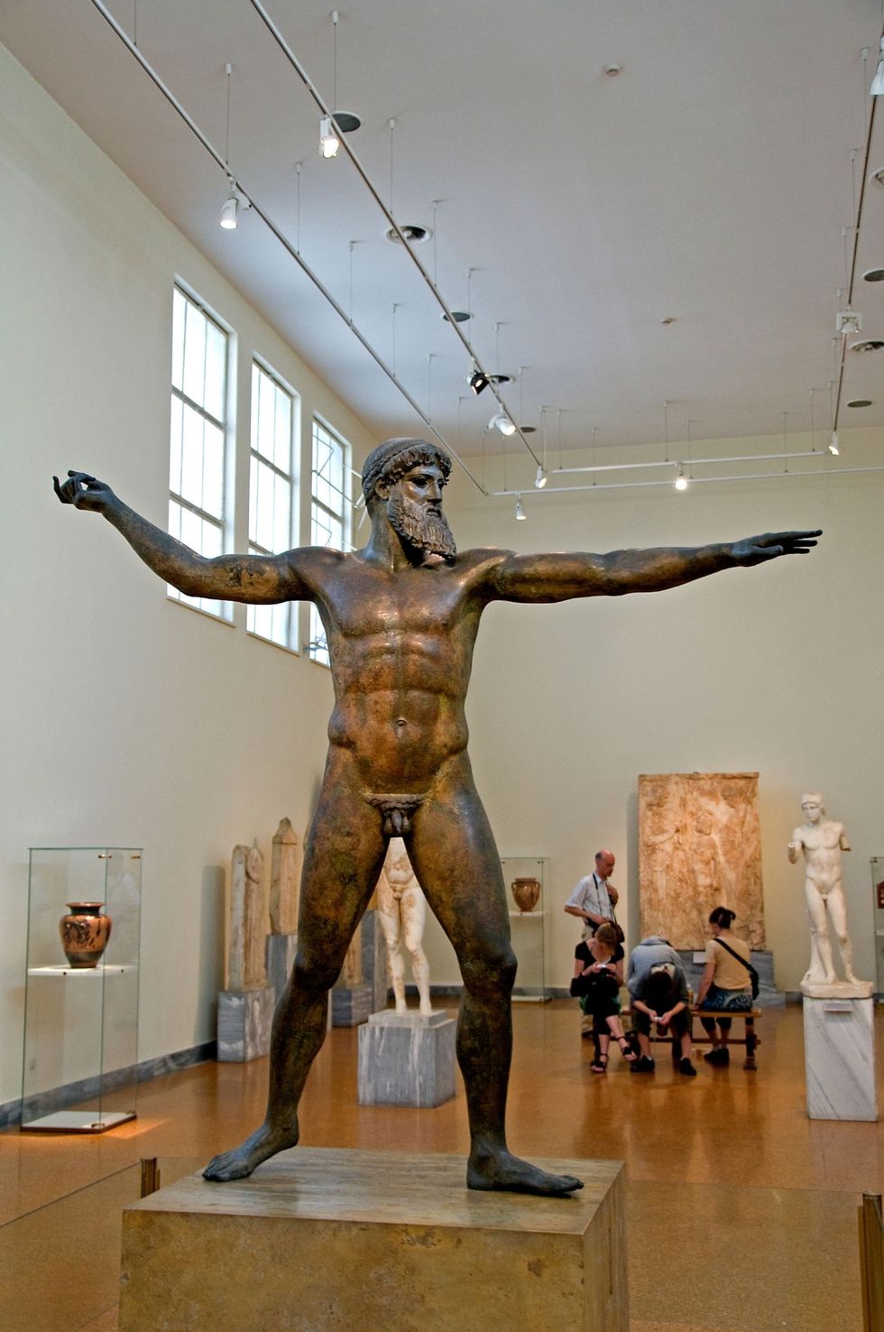 De oorspronkelijke Poseidon van Artemision een bronzen beeldhouwwerk uit het oude Griekenland dat hetzij Zeus hetzij Poseidon uitbeeldt is te bewonderen in het Nationaal Archeologisch Museum in Athene