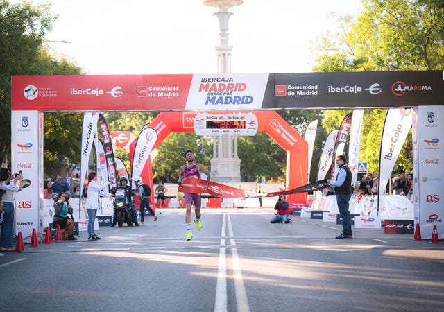 el atleta fernando carro cruza la menta para ganar la carrera madrid corre por madrid 2024