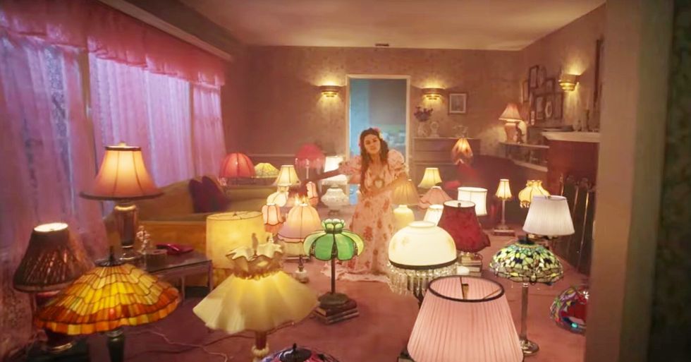 the living room from selena gomez's "de una vez" music video, which is filled with tiffany style lamps