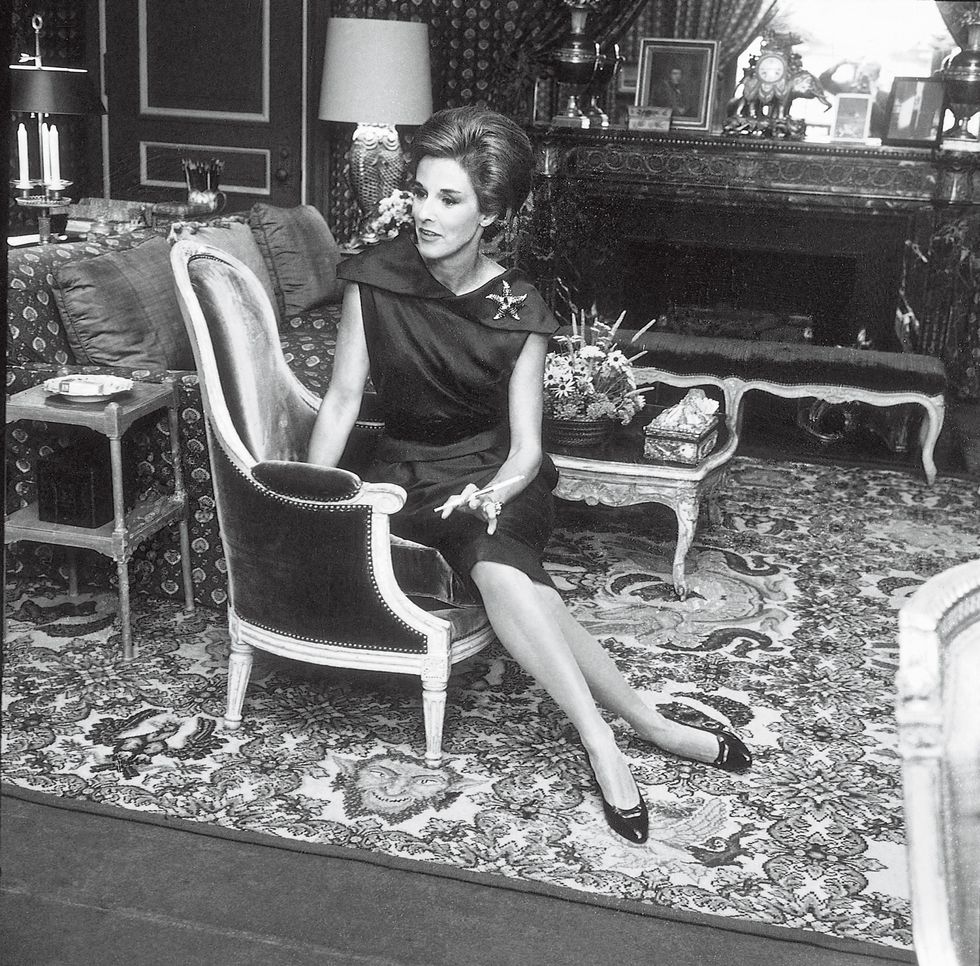 babe paley photographed at her new york home wearing a jean schlumberger starfish brooch on july 3 1963 photo by tony palmieri wwd