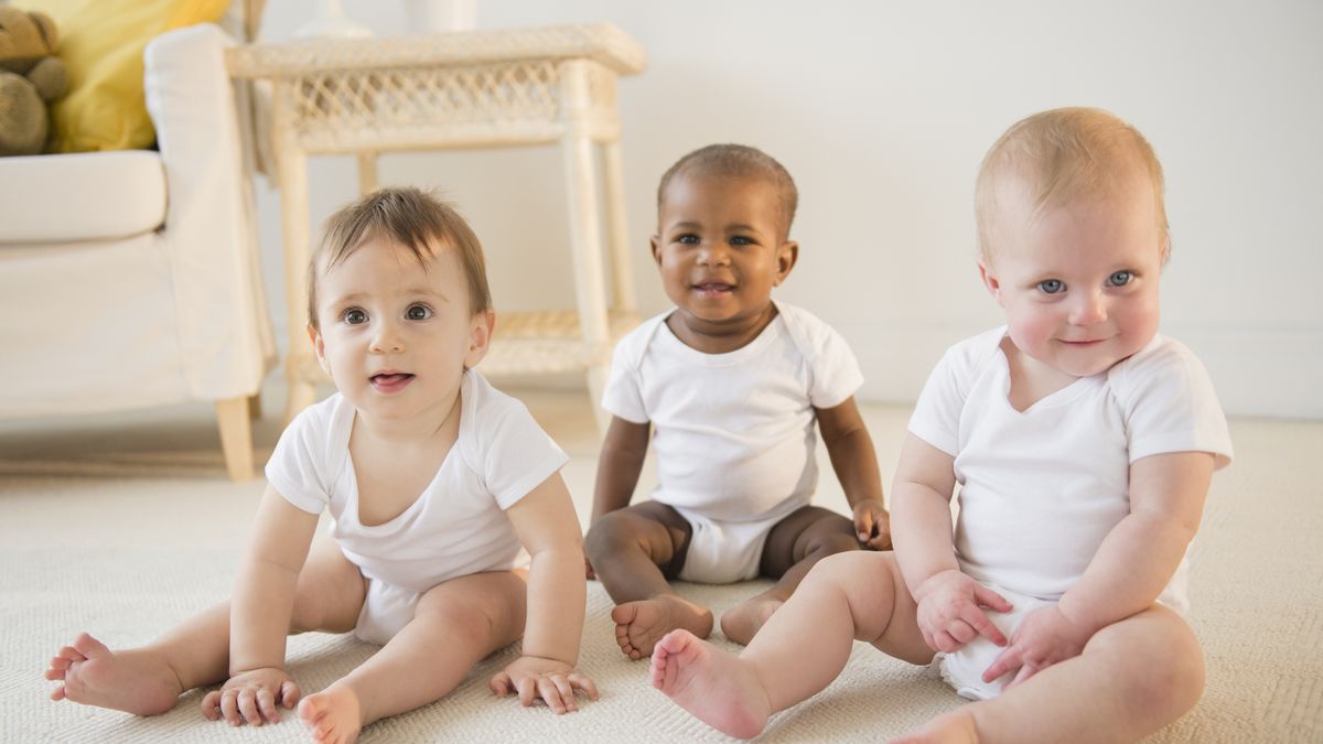 babies in living room together