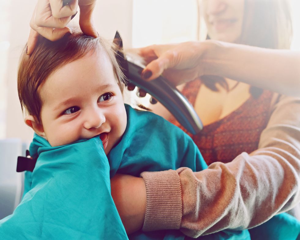 un bebé estrena corte de pelo gracias a una maquinilla