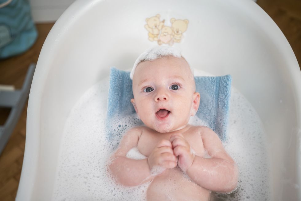 un bebé en el interior de una bañera