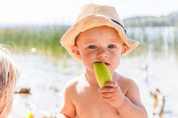bebe nino con helado de melon