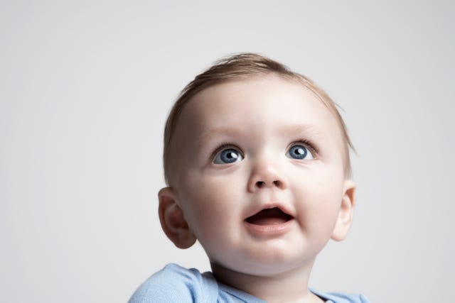 bebe rubio con ojos azules