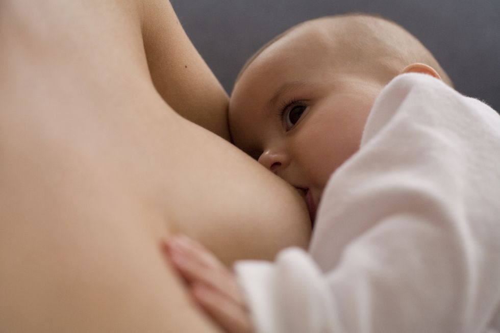 bebé de meses siendo amamantado por su madre