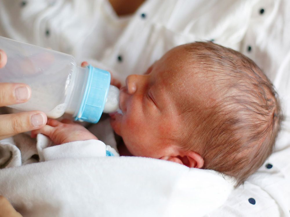 Is It OK to Alternate Breastmilk and Formula?