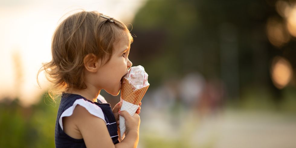 niña comiendo helado de nata