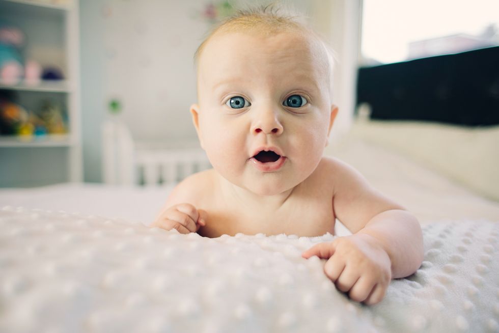 bebé sorprendido con ojos muy abiertos