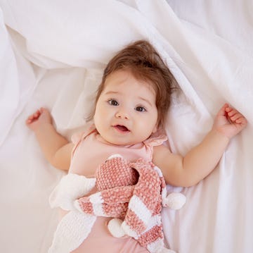 nina bebe tumbada nina bebe tumbada con peluche